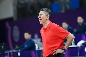 媒体人：中国男篮的防守有着明显提升 但进攻还是有些捉急