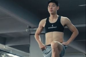 肌肉线条明显!崔永熙康复训练更新 在健身房进行力量训练