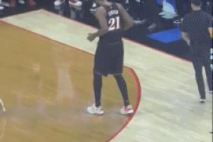 先别高兴 还没赢呢!恩比德得知巴恩斯6犯离场后摇头晃脑跳起恰恰